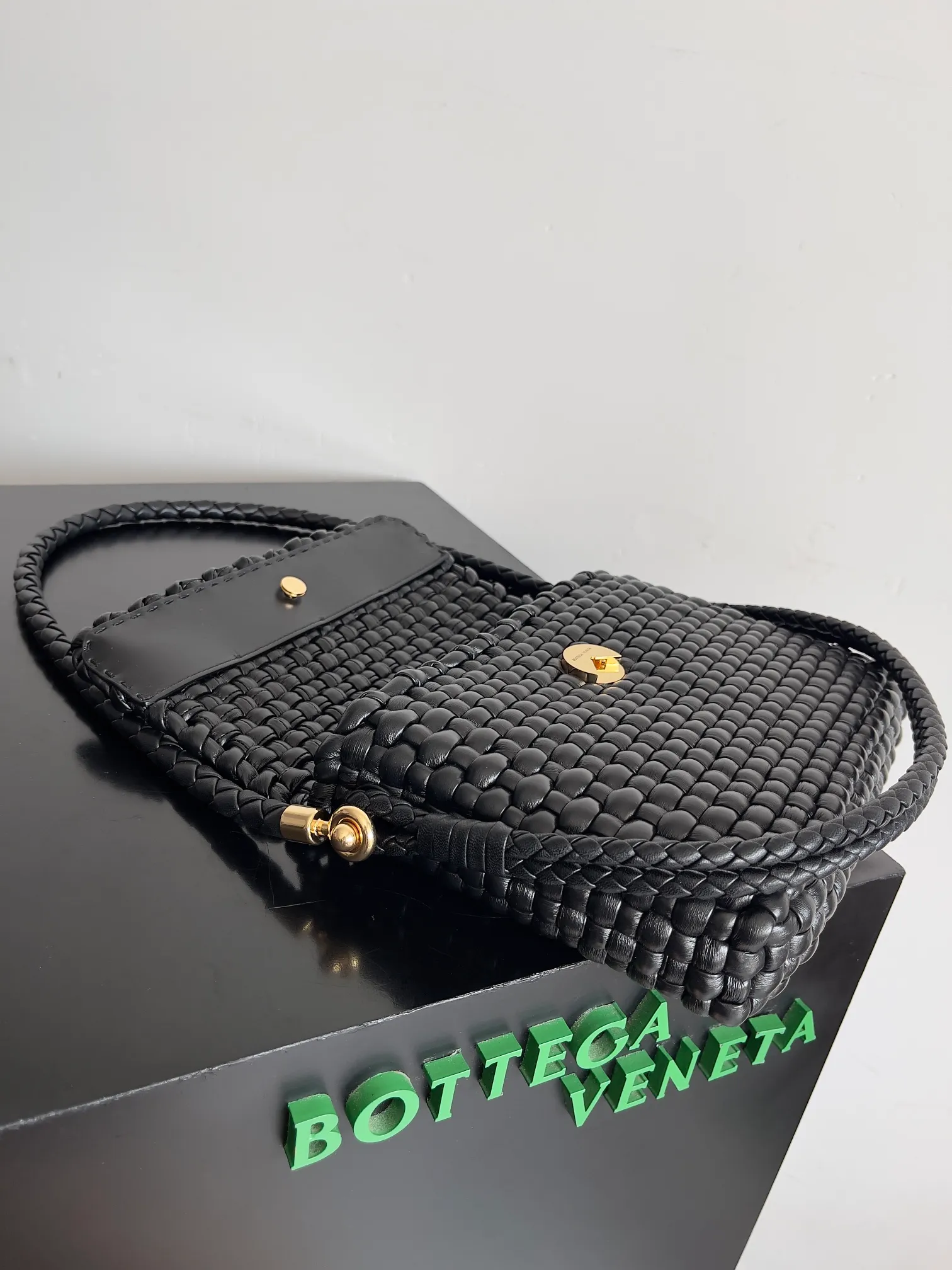 Batch 3120 Reshape the classics, Swing is back, BOTTEGA VENETA Bottega Veneta women's Swing shoulder bag is made of tubular quilted weaving technology. The unique vertical weaving of the bag is impressive. The overall style reveals a medieval style, which is in line with the current retro trend. It is simple and versatile without losing personality. It can be adapted to different styles for work and commuting. Both cross-body and hand carry are created with everyone in mind. It is a bag that does not lose its practicality and beauty [Hop Jump] [Hop Jump] Style No.: 764073 Size: 25*19*6